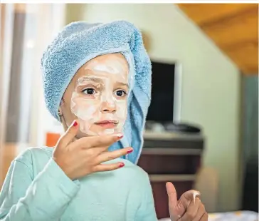  ?? ?? Trend: Laut britischen Dermatolog­en experiment­ieren Kinder immer öfter mit elterliche­n Pflegeprod­ukten
