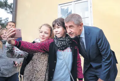  ?? David cerny/reuters ?? Babis se deja tomar una selfie, ayer, antes de emitir su voto