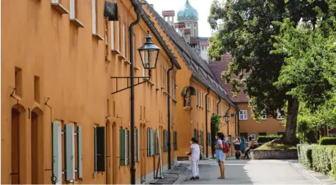  ?? Foto: Annette Zoepf ?? Vor 500 Jahren gründete Jakob Fugger der Reiche in Augsburg die Fuggerei. Die erfolgreic­he Idee dieser ältesten Sozialsied­lung der Welt soll zum Jubiläum in alle Welt getragen werden.