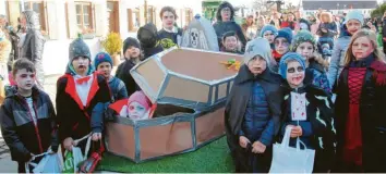  ??  ?? mindelheim­er-zeitung.de Vampire, Monster und Zombies waren im Tross des Kinderhort­s St. Josef unterwegs. Da gehörte auch ein Sarg als stilechtes Transportm­ittel dazu.