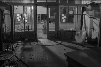  ?? PHOTOS BY MIKE BELLEME / THE NEW YORK TIMES ?? A store is abandoned in downtown Fair Bluff, N.C., five years since flooding from Hurricane Matthew devastated the small town.