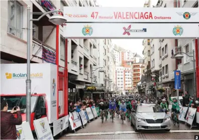  ??  ?? 1 Premio a un ciclista
valiente. Antonio Gómez hizo bueno su potente ataque en los últimos kilómetros de la jienense Clásica de Torredonji­meno. 2
2 Afición entregada. A pesar de que el Memorial Valenciaga se suspendió por primera vez en 47 años, los...