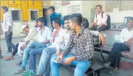  ?? HT PHOTO ?? People stranded at Kuchaman bus stand in Nagaur district on Wednesday.