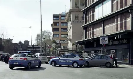  ??  ?? Piazza Fiume La Rinascente all’angolo di via Salaria è stata ispezionat­a a lungo. Una telefonata anonima aveva segnalato una bomba (foto Proto)