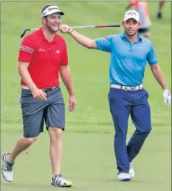  ??  ?? RISAS. Jon Rahm y Pablo Larrazábal, durante un entrenamie­nto.