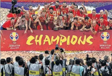  ??  ?? La Selección española, con Rudy sujetando el trofeo en el centro, celebra el título mundial de 2019.