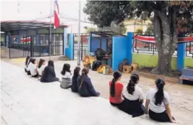  ?? ALBERT MARÍN ?? En la Escuela Otto Hubbe, en La Uruca, el personal que sí está laborando ha buscado cómo atender al estudianta­do.
