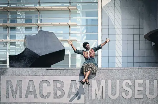  ??  ?? Elvira Dyangani, fotografia­da ayer ante la fachada del Macba, del que ya es directora