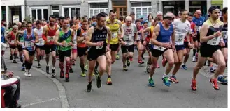  ??  ?? Les 89 coureurs au départ de la Ronde Teilleulai­se.