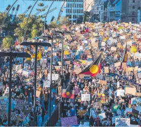  ?? Picture: RICHARD WALKER ?? MESSAGE: Thousands of people in the Black Lives Matter protest march across Victoria Bridge into South Bank in Brisbane at the weekend.