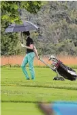  ?? Foto: Michael Hochgemuth ?? Selbst ein kurzer Regenschau­er konnte die gute Stimmung der Golfer beim Be nefizturni­er auf dem Platz in Burgwalden nicht trüben.