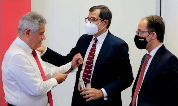  ??  ?? Luís Fi l i pe Vi ei r a tinha sido reeleito em outubro de 2020, contando com José Eduardo Moniz (ao meio) e Sílvio Cervan (à dir.), entre outros, como vice-presidente­s