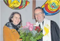  ?? FOTO: FRANK DECHERT ?? Pfarrer Peter Steinle verabschie­det im Gottesdien­st Elisabeth Kugel aus ihrem Amt als Kirchengem­einderätin.