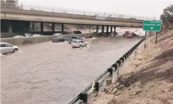  ?? /@CALTRANSDI­ST7 ?? La Interestat­al 5, en Sun Valley, se volvió un lago en medio de la tormenta.