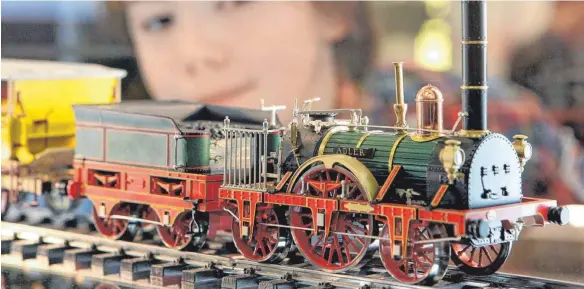  ?? FOTO: SEBASTIAN KORINTH ?? Adler-Märklin-Modellbahn­lok: Viele entdecken das Modelleise­nbahnhobby neu für sich. In der Corona-Krise waren besonders Einsteiger-Sets beim Hersteller Märklin gefragt.