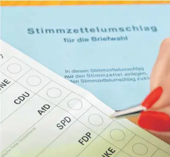  ?? FOTO: BERND WEISSBROD/DPA ?? Anders als etwa bei der Bundestags­wahl und der parallel in Rheinland-Pfalz stattfinde­nden Landtagswa­hl haben die Wähler im Südwesten am Sonntag nur eine Stimme.