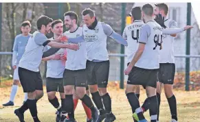  ?? FOTO: SIEBER ?? Die Strucker feiern das zwischenze­itliche 1:1 im Topspiel gegen den BV Burscheid.