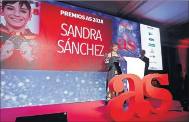  ??  ?? PREMIADA. La karateca Sandra Sánchez recibe su premio en la Gala de As.