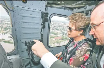  ??  ?? La presidenta de Brasil, Dilma Rousseff, durante un sobrevuelo por algunas ciudades inundadas a raíz de las fuertes lluvias que han caído al sur del país. (EFE)