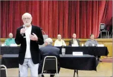  ?? Lynn Atkins/The Weekly Vista ?? Bob Higgins, a member of the POA’s Election Committee, tells the crowd of about 40 members about the format of the Meet the Candidates Night. There are five candidates competing for three seats on the POA Board of Directors.