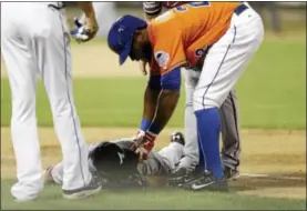  ?? FRANK FRANKLIN II — THE ASSOCIATED PRESS ?? New York Mets’ Eric Young Jr. checks on Atlanta Braves’ Tim Hudson after Hudson was hurt on a play at first base during the eighth inning on Wednesday.