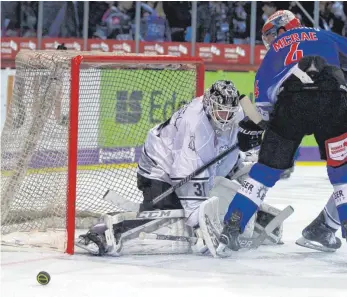  ?? FOTO: DIETER REINHARDT ?? In Wolfsburg konnten die Wild Wings (Philip McRae) im Vergleich zum Heimsieg gegen Nürnberg seltener für gefährlich­e Situatione­n vor dem gegnerisch­en Tor sorgen. Beim 0:3 präsentier­ten sich die Schwenning­er in der Abwehr als stabil. Die Durchschla­gskraft fehlte aber.