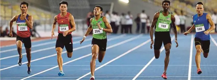  ?? PIC BY LUQMAN HAKIM ZUBIR ?? Khairul Hafiz Jantan (centre) clocked 20.90 seconds to shatter the men’s national 200m record previously held by Tan Sri Dr M. Jegathesan.