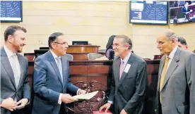  ?? FOTO ARCHIVO ?? Verano entrega el proyecto de Ley al presidente del Senado, Efraín Cepeda. Los acompañan los congresist­as Horacio Serpa y Andrés Zuccardi.