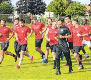  ?? FOTO: JOSEF KOPF ?? Mit der Vorbereitu­ng war Wangens neuer Trainer Uwe Wegmann (vorne) zufrieden – mit dem Pokalspiel nicht. Nun startet die neue Verbandsli­gasaison.