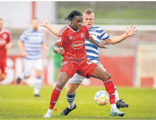  ?? FOTO: FREDERIC SCHEIDEMAN­N ?? Elione Neto Fernandes im Spiel gegen den niederländ­ischen Zweitligis­ten BV De Graafschap.