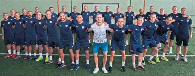  ??  ?? RAPADOS. Los jugadores de la primera plantilla del Athletic quisieron tener un detalle con Yeray, que posa de calle con ellos (todos rapados) en el pabellón cubierto de Lezama.