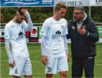  ?? Foto: Reinhold Radloff ?? Nach dem 0:3 gegen Hankofen nahm Schwabmünc­hens Trainer Paolo Maiolo seine Spieler schon auf dem Platz ins Gebet. Die Worte scheinen die richtigen gewesen zu sein: Das Team spielte stark und Maik Uhde (Mitte) traf doppelt.