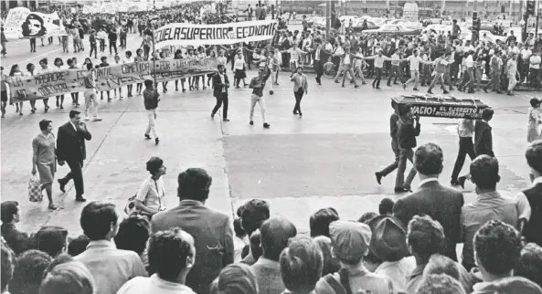  ??  ?? Agosto 13 de 1968. Estudiante­s de diversas facultades dejan atrás la Alameda Central