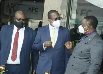  ??  ?? Vice-President Constantin­o Chiwenga (right) chats with Finance minister Mthuli Ncube (centre), while AFC board chairperso­n Joel Mutizwa listens, at the official launch of AFC.