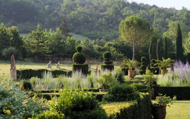  ??  ?? Jardin remarquabl­e Der Garten ist Teil der „Bemerkensw­erte Gärten“-Route. Seine Lage und sein Design sind ja auch etwas Besonderes.