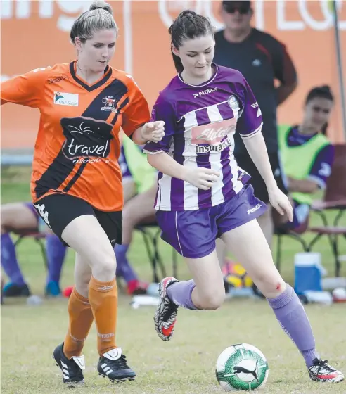  ?? Picture: STEWART McLEAN ?? CONTEST: Bulls' Amy Johnston and Comets' Catherine Mackenzie in the FNQ Football Premier Women’s match.