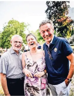  ?? RP-FOTO: ANDREAS BRETZ ?? Beim Sommerfest der Mundartfre­unde: Heinrich Spohr, Susanne Anna und Wolfgang Rolshoven.