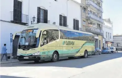  ?? AUTOBUSES SAMAR ?? ((Un autobús de la compañía Samar prestando servicio por las calles de Teruel.