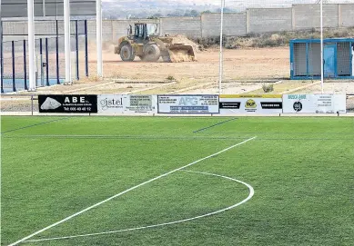  ?? GUILLERMO MESTRE ?? Las labores para adecuar el campo de San Miguel para el partido de Copa comenzaron ayer.