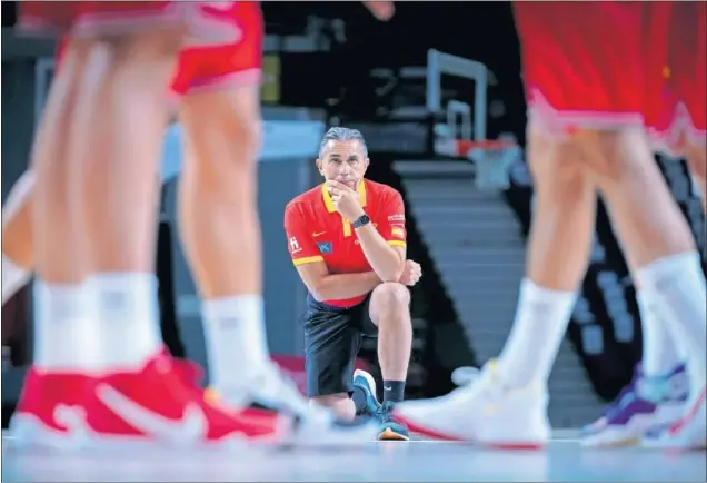  ??  ?? Sergio Scariolo observa con atención un entrenamie­nto de la Selección en el WiZink Center.