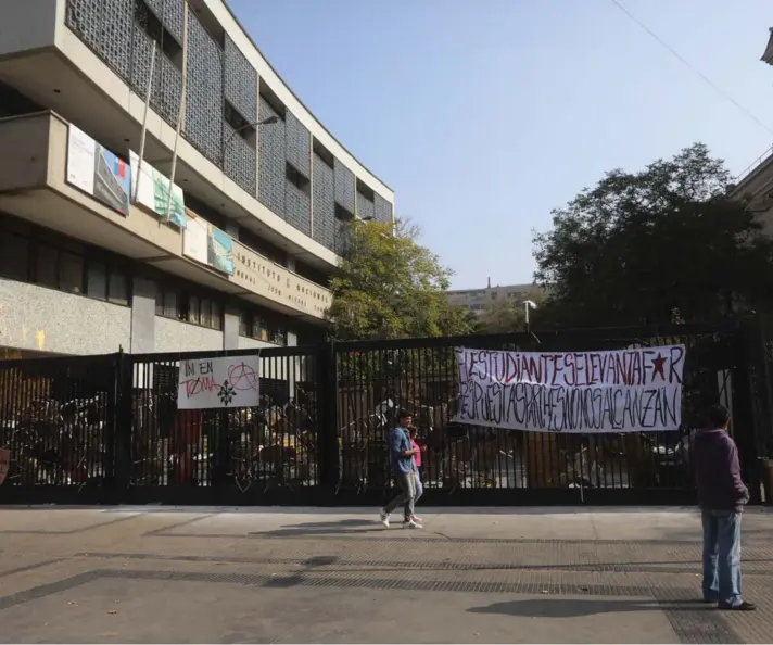  ?? ?? ► Imagen de alumnos del Instituto Nacional en entrada del establecim­iento, después de una manifestac­ión que realizaron frente a la Moneda en el mes de mayo.