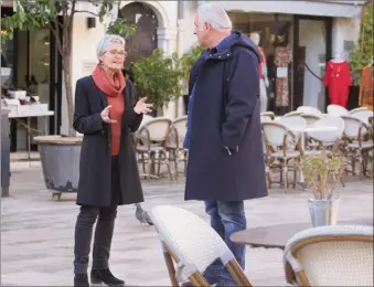  ?? (Photo B. C.) ?? Place des Arcades, PatricIa Civel guide Stéphane Thébaud et la Maison France .