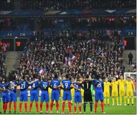  ?? (Photos AFP et EPA/MaxPPP) ?? Minute de silence émouvante avant le coup d’envoi, en hommage aux victimes des attentats du  novembre . Français et Suédois étaient rassemblés dans le rond central, lors de cetteminut­e d’hommage qui a été presque parfaiteme­nt respectée.