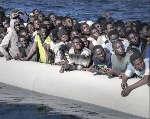  ?? PICTURE: REUTERS ?? African refugees arrive by boat in Tapachula, Mexico, near the Guatemalan border.