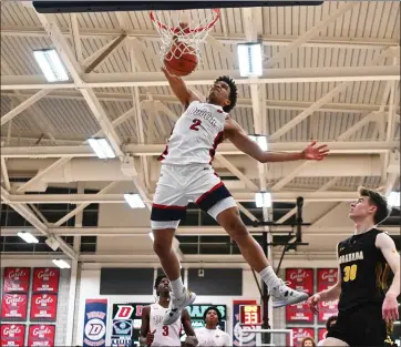  ?? JOSE CARLOS FAJARDO — STAFF PHOTOGRAPH­ER ?? Dublin's Jalen Stokes throws down a dunk during his team's 67-60victory over Granada on Saturday night in Dublin.