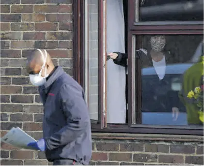  ?? BEN STANSALL / AFP ?? Un miembro del cuerpo de bomberos facilita tests de detección del covid-19 en el municipio inglés de Maidstone.