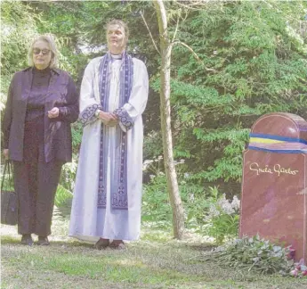  ?? | TOBIAS ROSTLUND/ TT VIA AP ?? Gray Gustafson Reisfield ( left) and Bishop Caroline Krook stand next to the tombstone of Greta Garbo after a memorial service on June 17, 1999, at theWoodlan­d Cemetery in Stockholm, Sweden.