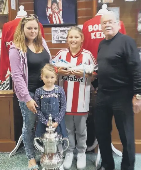  ??  ?? Angel Herd, back row centre, with mum Nicquina and sister Hannah, with Bobby Kerr.