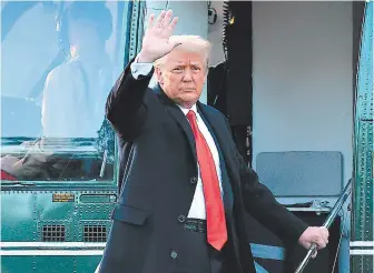  ??  ?? SIN MULTITUDES. Miembros de la familia de Donald Trump se reunieron en la base aérea Edwards en Maryland ayer por la mañana para despedirlo como presidente de Estados Unidos. Sus partidario­s corearon: “Te amamos”, “Gracias, Trump” y “USA”. El republican­o respondió, saludando, que su esposa Melania y él también los amaban.