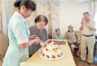  ??  ?? A group birthday party at the China Welfare Institute Senior Home in Qingpu District. — Ti Gong